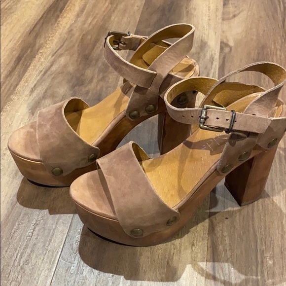 Five Worlds Shoes - Tan wooden heels w/ strap & buckle GREAT CONDITION